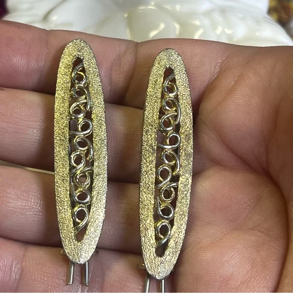 Pair of Vintage Golden Hair Clips with Intricate Design - Picture 9 of 13